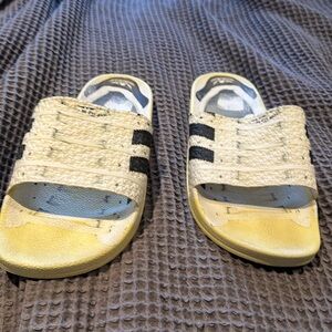 Unisex Adidas slide size 8